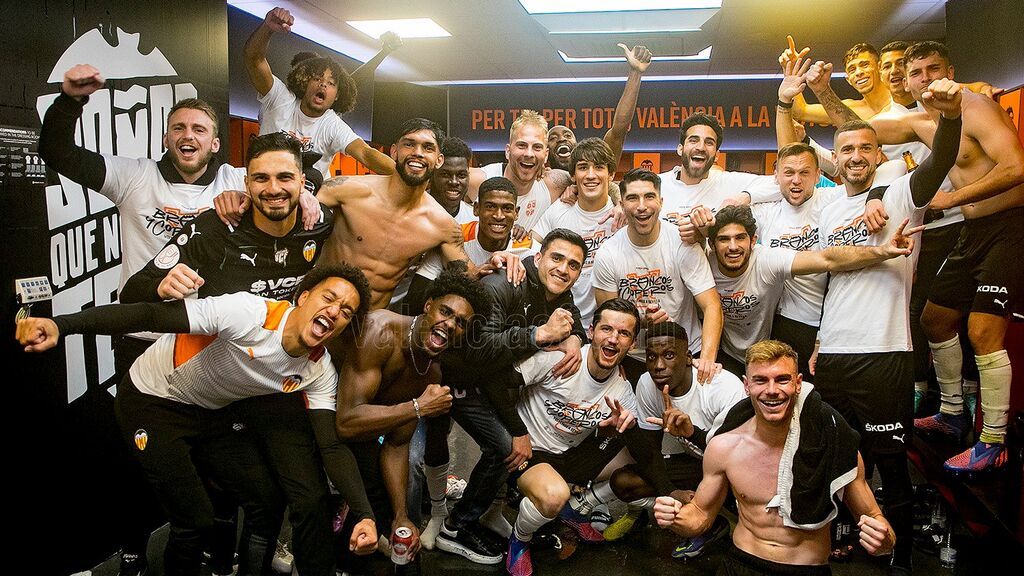 Los jugadores del Valencia celebran el pase a la final de la Copa en el vestuario.