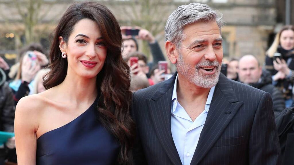 Hace unos años se casó con Amal Alamuddin, con quien tiene dos hijos, Ella y Alexander.