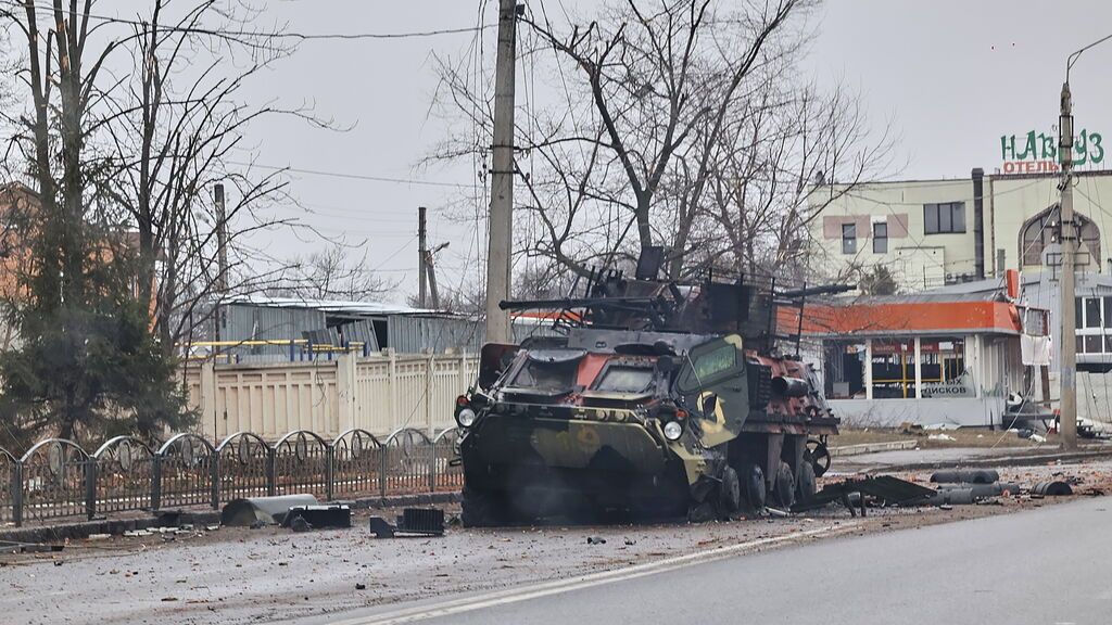 Imagen de un un tanque ruso quemado en Járkov.SERGEY KOZLOV / EFE