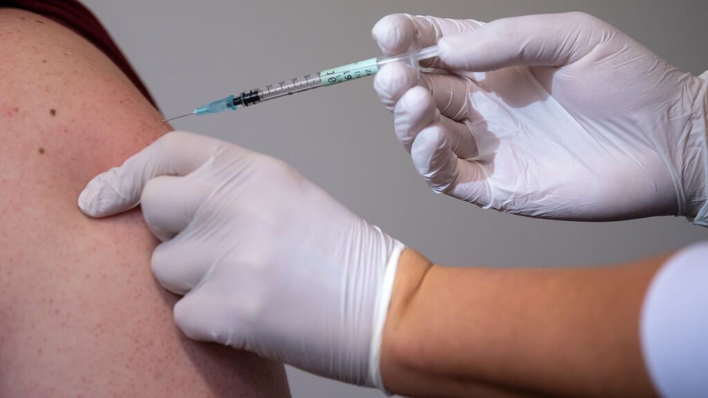 La EMA no ve necesaria una cuarta dosis de las vacunas para los mayores de 70 años