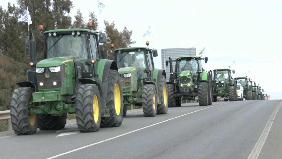 Más de 500 tractores salen a la carretera en Antequera para protestar por la PAC Más de 500 tractores salen a la carretera en Antequera para protestar por la PAC