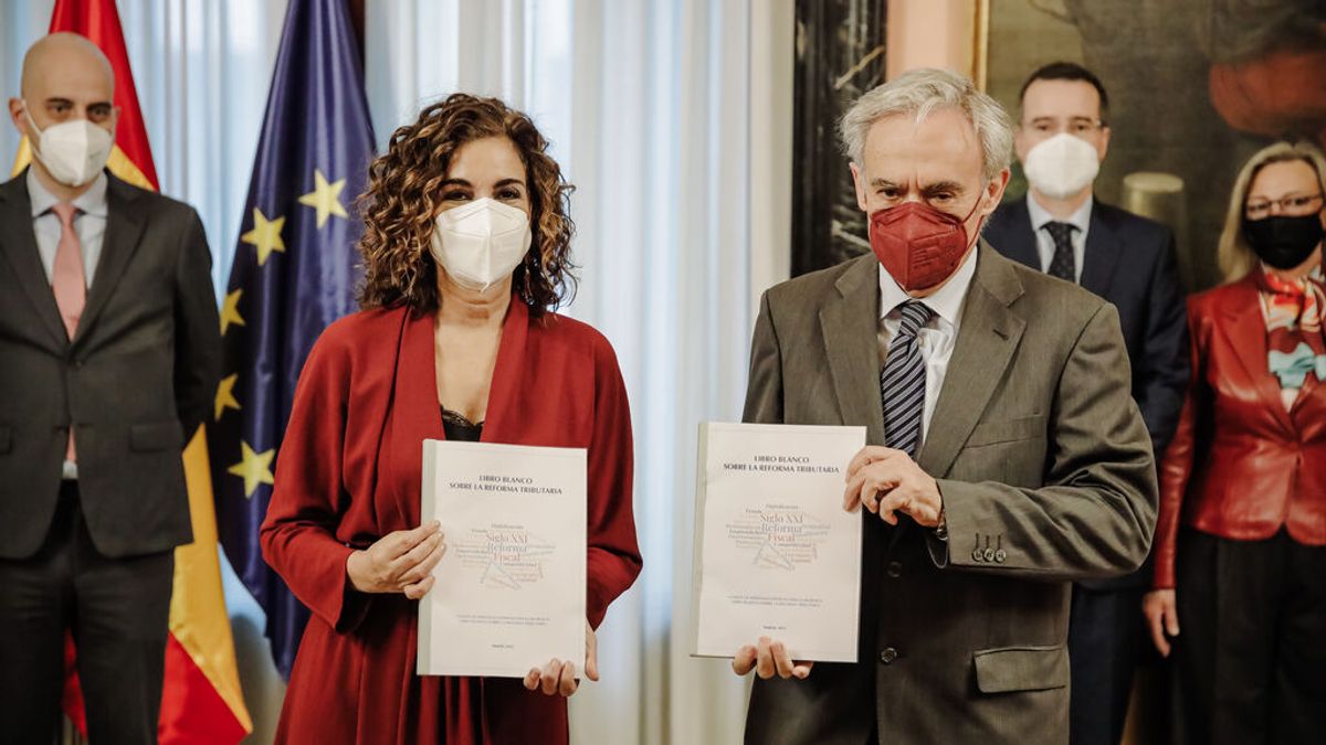 EuropaPress_4287231_ministra_hacienda_maria_jesus_montero_recibe_libro_blanco_comite_personas EuropaPress_4287231_ministra_hacienda_maria_jesus_montero_recibe_libro_blanco_comite_personas