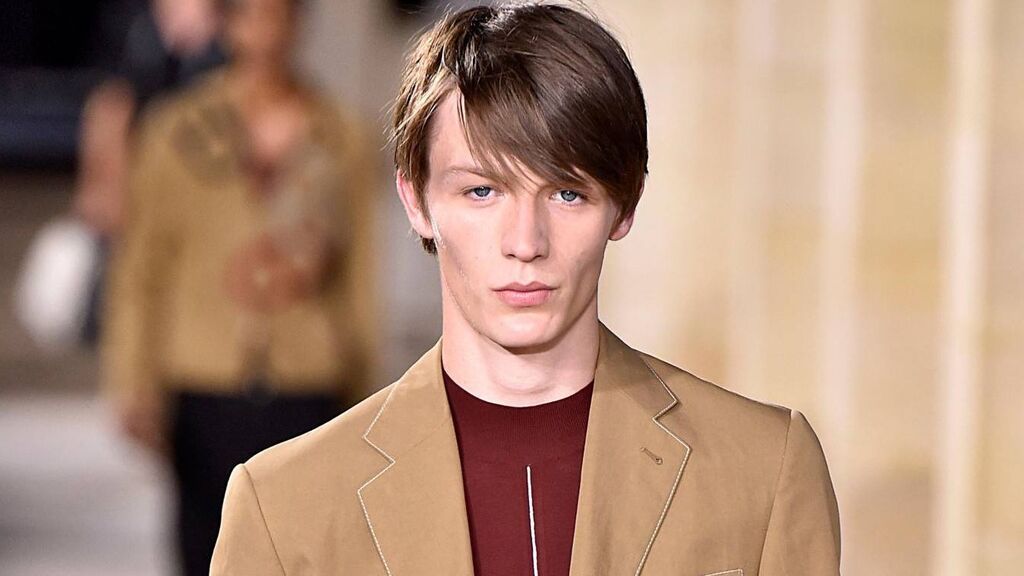 Estos son los mejores consejos para fortalecer el pelo fino en hombres: del uso del champú indicado al cepillado con un peine.