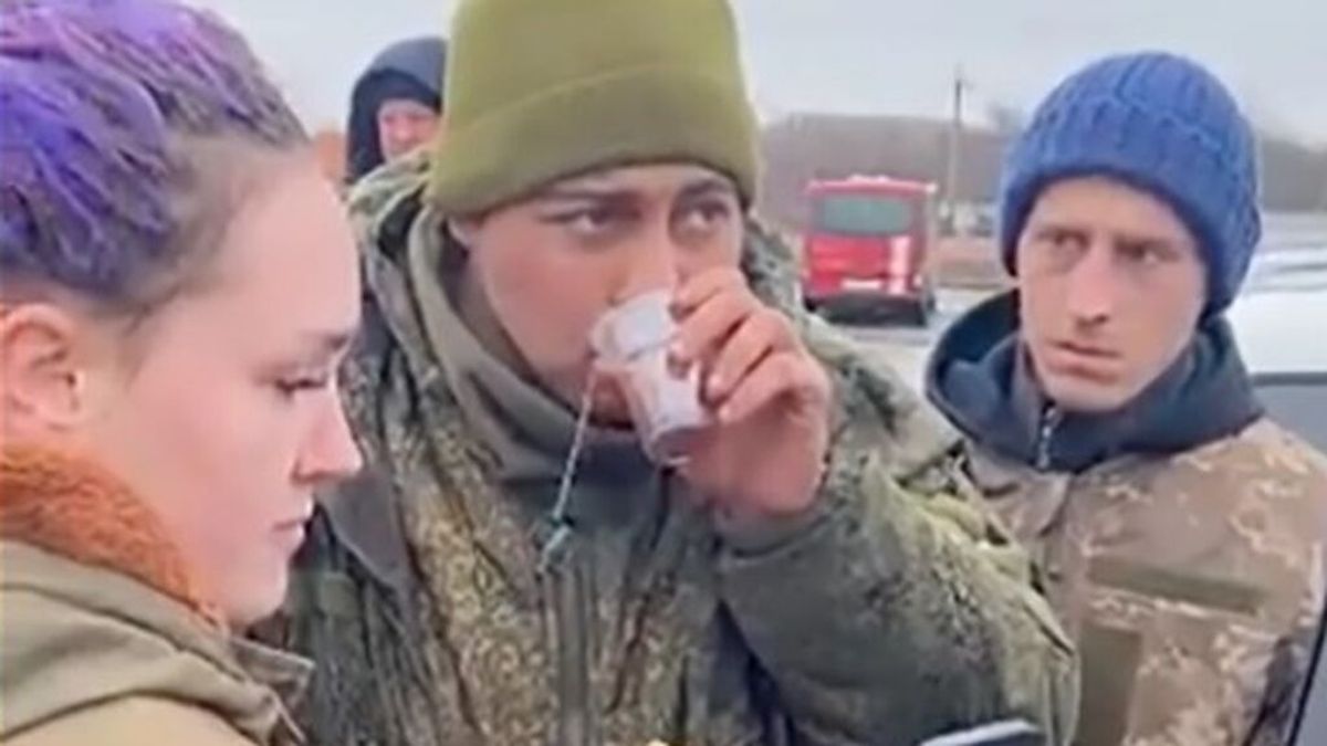 El llanto de un soldado ruso rendido al que dan de comer los ucranianos, ¿vídeo real o propaganda?