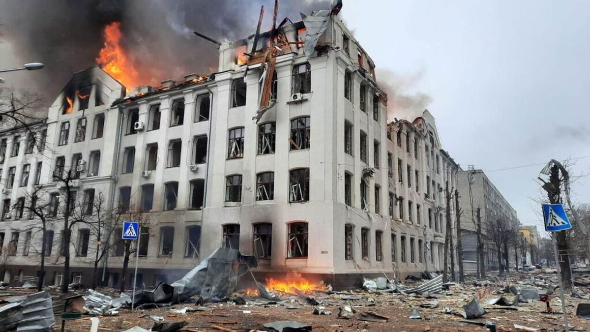 Los ataques aéreos de Rusia golpean varias escuelas y una catedral en Járkov, la segunda ciudad de Ucrania