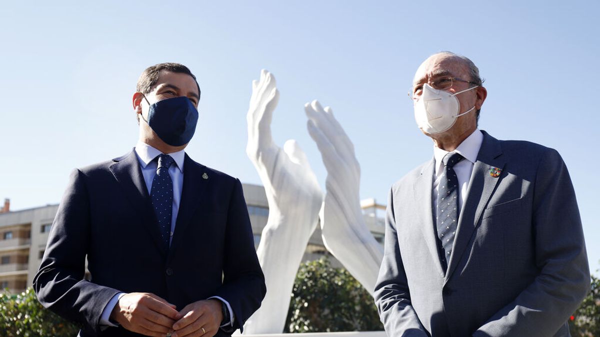 Moreno pide al alcalde de Málaga que "reflexione" sobre si devolver la medalla que le entregó Putin Moreno pide al alcalde de Málaga que "reflexione" sobre si devolver la medalla que le entregó Putin