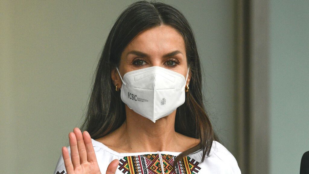 Letizia se posiciona con Ucrania con su estilismo: la blusa con la que manda un mensaje sobre la guerra