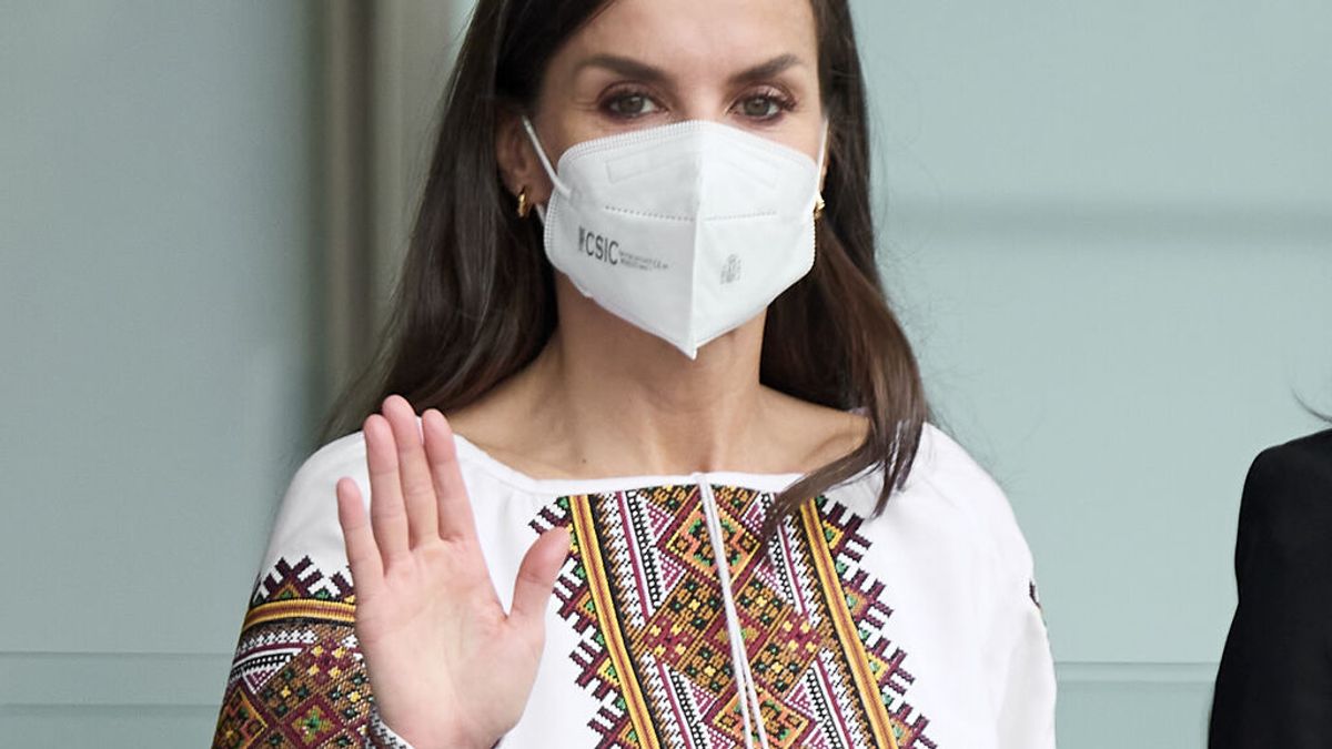 La reina Letizia manda su apoyo a Ucrania con una blusa de estilo ucraniano La reina Letizia manda su apoyo a Ucrania con una blusa de estilo ucraniano