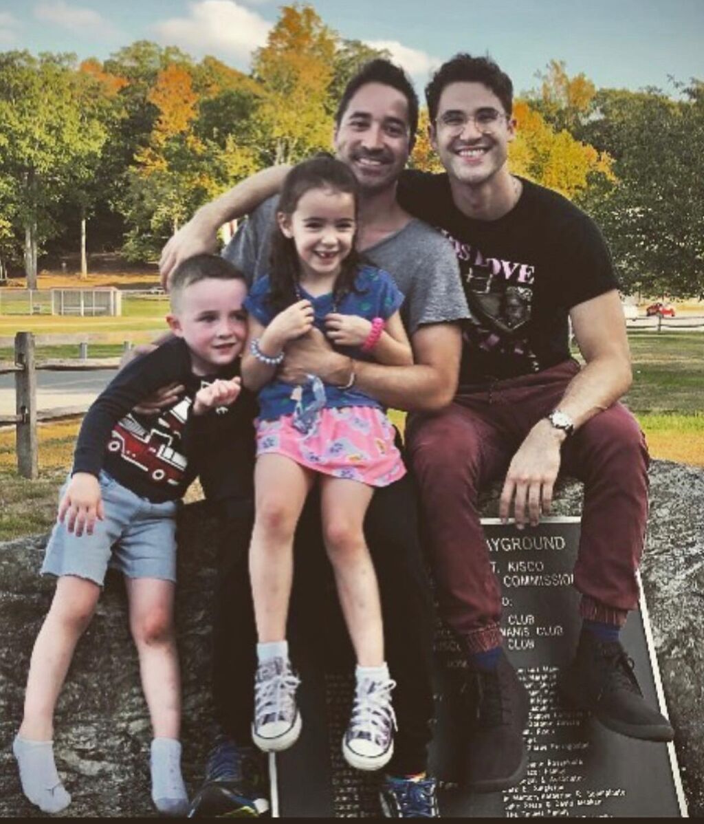 Darren Criss, Chuck y sus tres sobrinos
