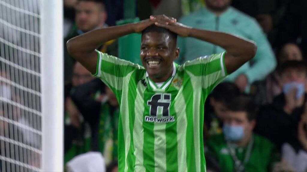 William Carvalho pone en pie al Villamarín con un zapatazo que sale rozando la cruceta