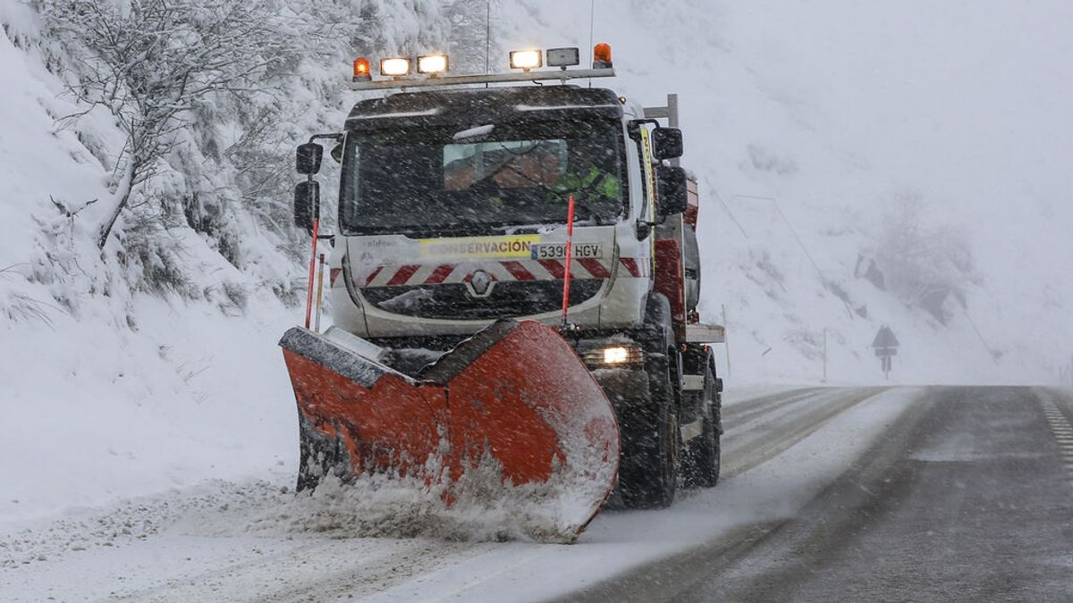 Prácticamente toda España está en alerta por las olas, el granizo y las nevadas por la borrasca mediterránea