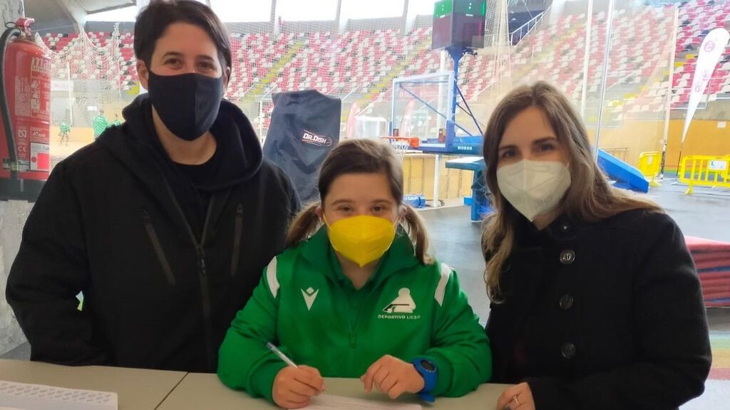 Pili, con su hermana Pepo (izquierda) y Laura Andrade, preparadora laboral de Down Coruña (derecha)
