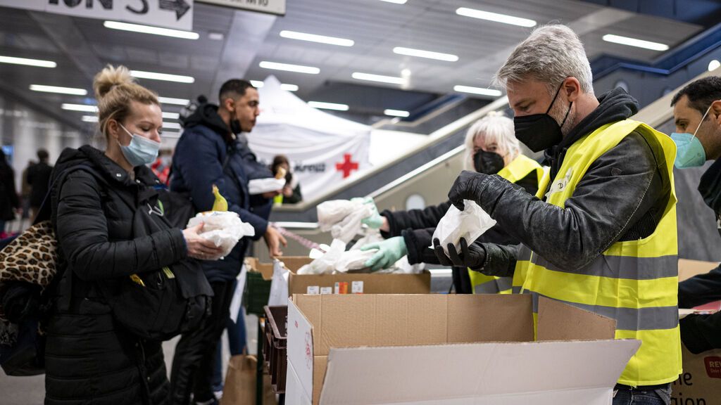 EuropaPress_4290820_04_march_2022_berlin_volunteers_distribute_food_at_the_main_train_station
