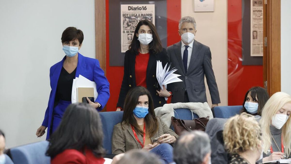 La portavoz del Gobierno junto a la ministra de Justicia y al del Interior La portavoz del Gobierno junto a la ministra de Justicia y al del Interior
