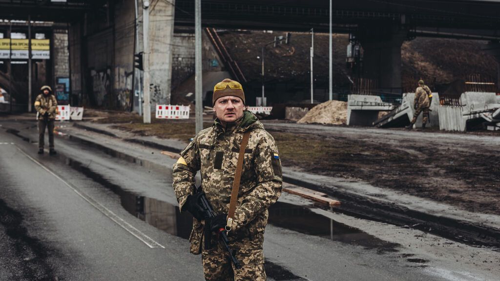 EuropaPress_4286403_miliciano_ucraniano_controla_carretera_marzo_2022_kiev_ucrania_autoridades