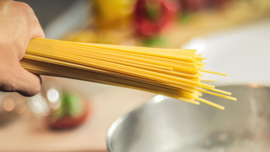 Dabiz Muñoz cuece la pasta con aceite de oliva, así es él