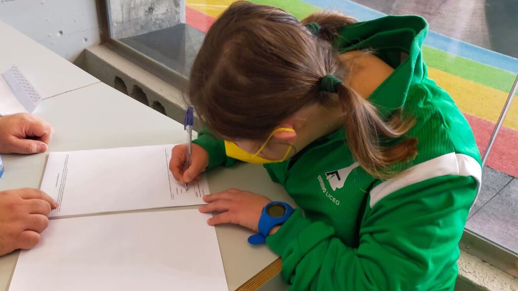 Pili, en el momento de la firma del contrato.