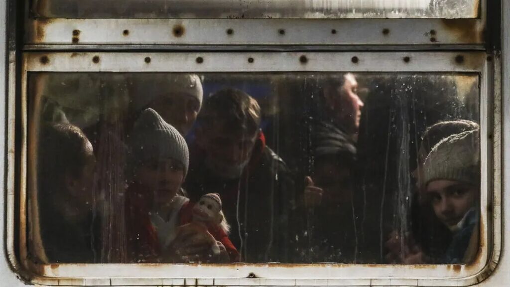 Trenes hacia la paz: 675.000 ucranianos han huido por una red ferroviaria que Rusia ha puesto en la diana