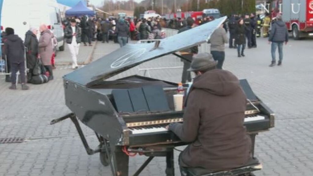 Música contra las bombas: un pianista toca 'Imagine' en la frontera de Ucrania