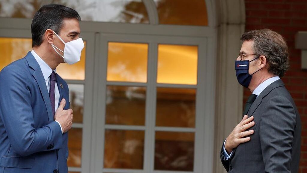 El presidente del Gobierno, Pedro Sánchez, recibe a Alberto Núñez Feijóo en La Moncloa