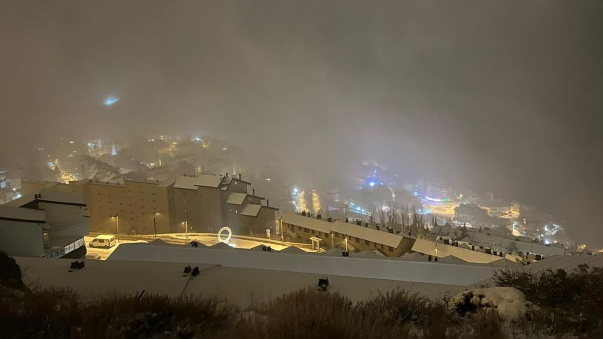La nieve obliga a cortar varias carreteras en Granada La nieve obliga a cortar varias carreteras en Granada
