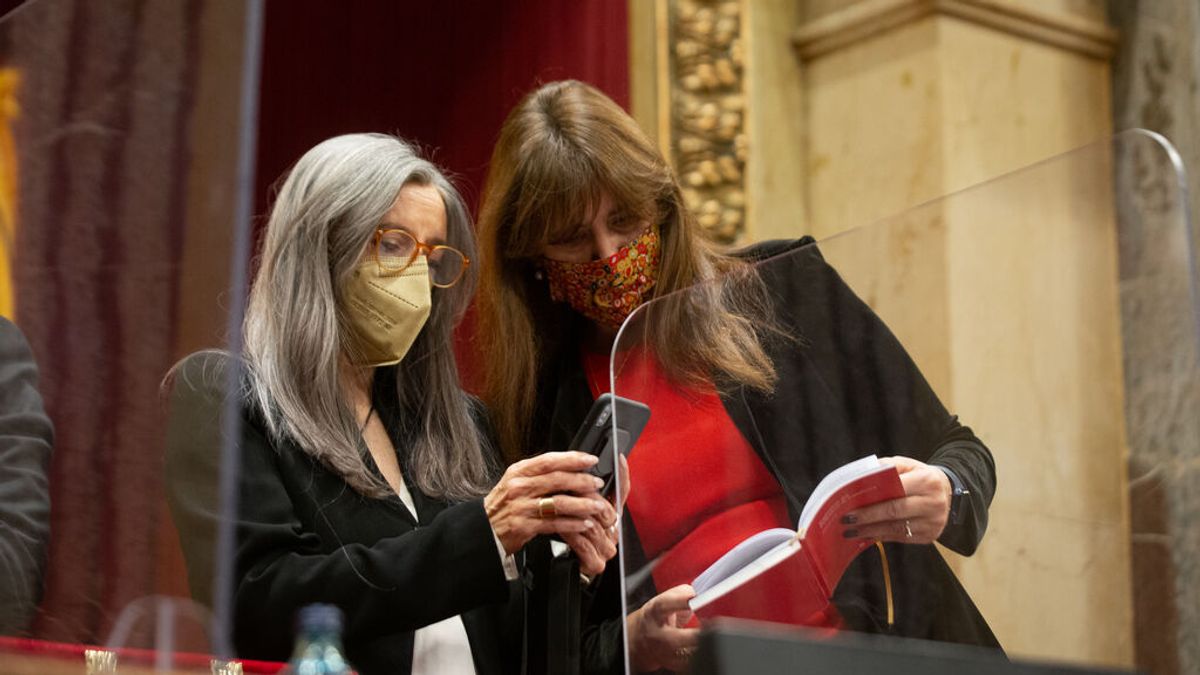 La mano derecha de Laura Borràs aparta al letrado mayor del Parlament tras una discusión La mano derecha de Laura Borràs aparta al letrado mayor del Parlament tras una discusión