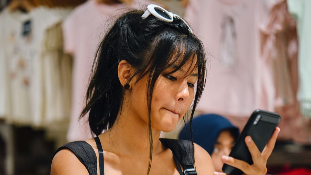 Chica con el teléfono móvil