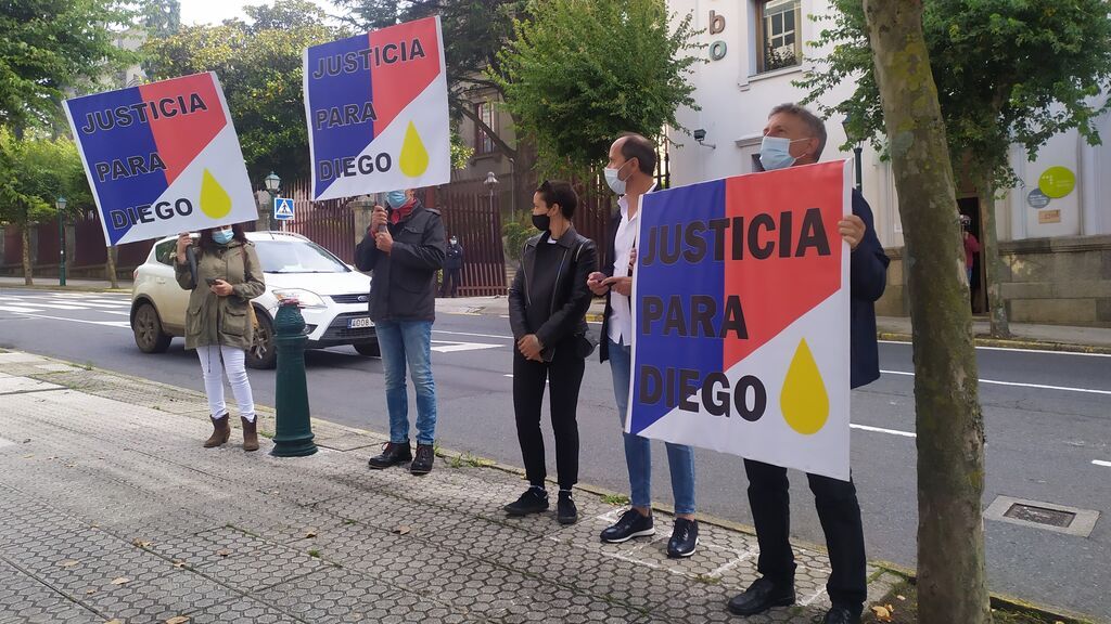 EuropaPress_3363159_familiares_allegados_diego_bello_puertas_valedor_do_pobo_antes_reunirse