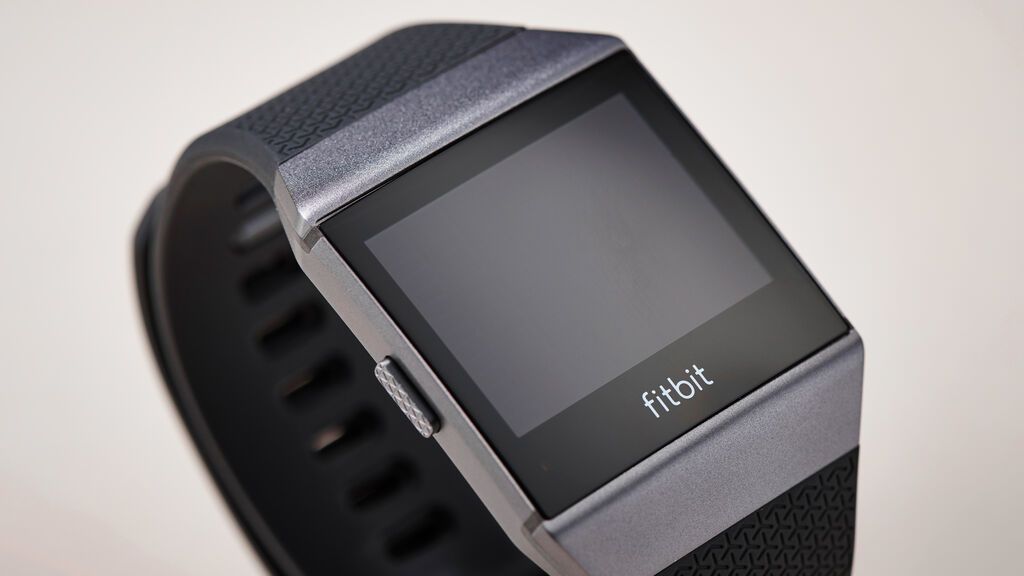 Fitbit te devuelve el dinero de este reloj inteligente por peligro de quemaduras