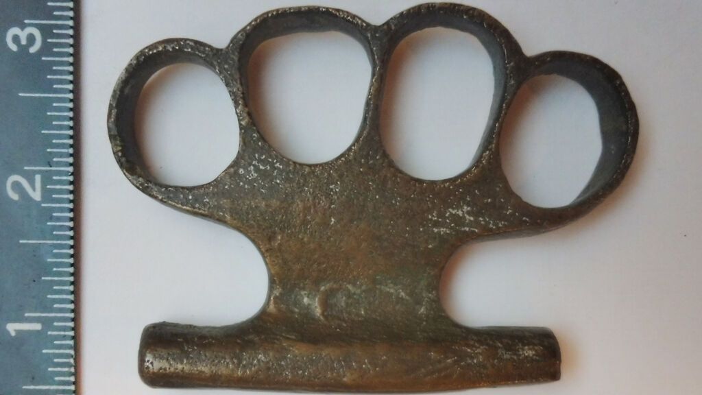 foto 5 Puño de acero encontrado en uno de los búnqueres de las Unidades Auxiliares