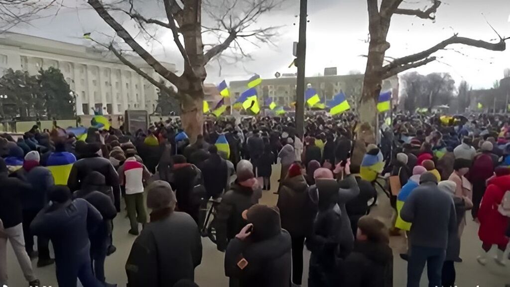 Cientos de ucranianos se manifiestan ante las fuerzas de ocupación rusas en la ciudad tomada de Jersón