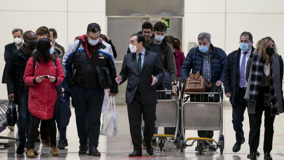 España recomienda a sus ciudadanos que salgan de Rusia por los medios comerciales "aún disponibles" España recomienda a sus ciudadanos que salgan de Rusia por los medios comerciales "aún disponibles"