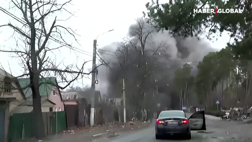 Un equipo de televisión turco graba un bombardeo aéreo sobre la ciudad ucraniana de Irpín