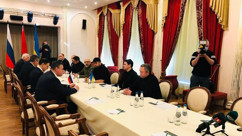 Las delegaciones de Rusia y Ucrania negocian una salida a la invasión en Bielorrusia