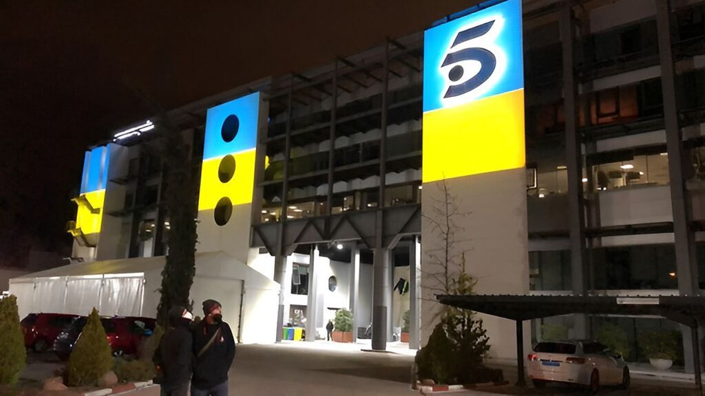 Mediaset ilumina su fachada con los colores de la bandera de Ucrania