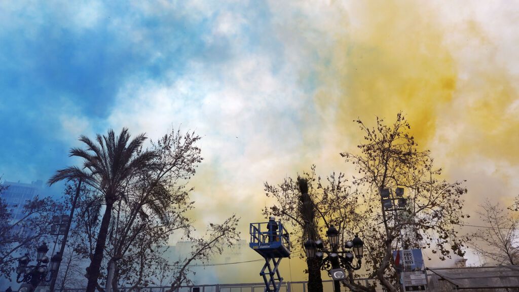 La quinta mascletà de las Fallas rinde un emotivo homenaje al pueblo ucraniano