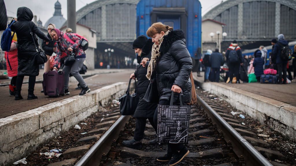 Dos mujeres cruzan las vías del tren en Ucrania