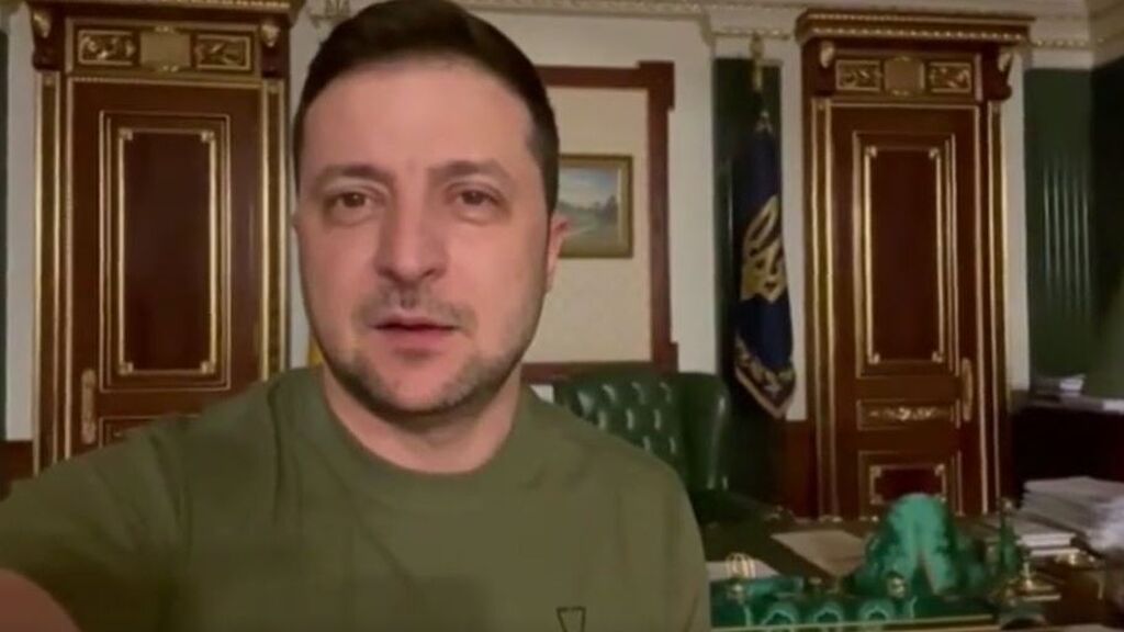 Zelenski acalla los rumores sobre su paradero y asegura que sigue en Kiev trabajando