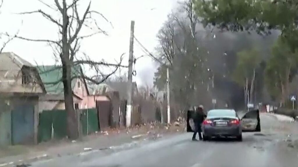 Un equipo de televisión se ve sorprendido por la explosión de un misil en la ciudad de Irpin