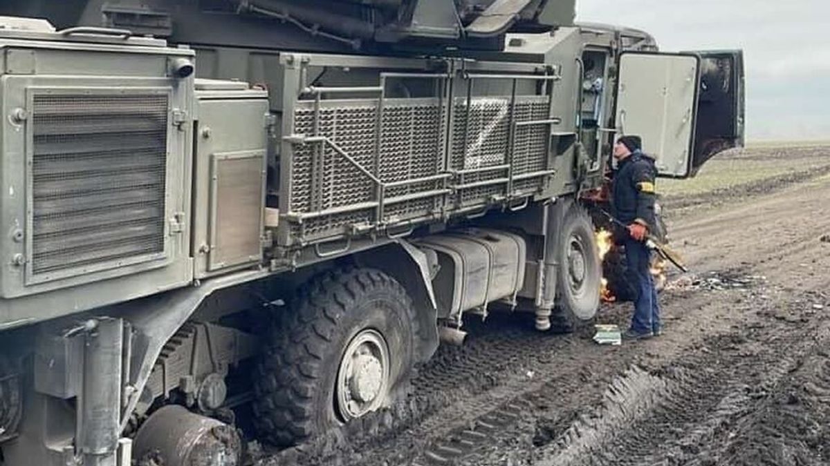 Análisis de un neumático reventado: un experto apunta al deficiente mantenimiento del ejército ruso Análisis de un neumático reventado: un experto apunta al deficiente mantenimiento del ejército ruso