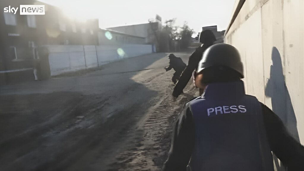 Periodistas de Sky News graban cómo les tirotean francotiradores rusos en Ucrania