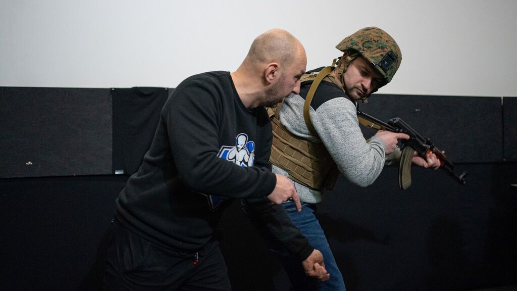 Civiles ucranianos reciben entrenamiento militar