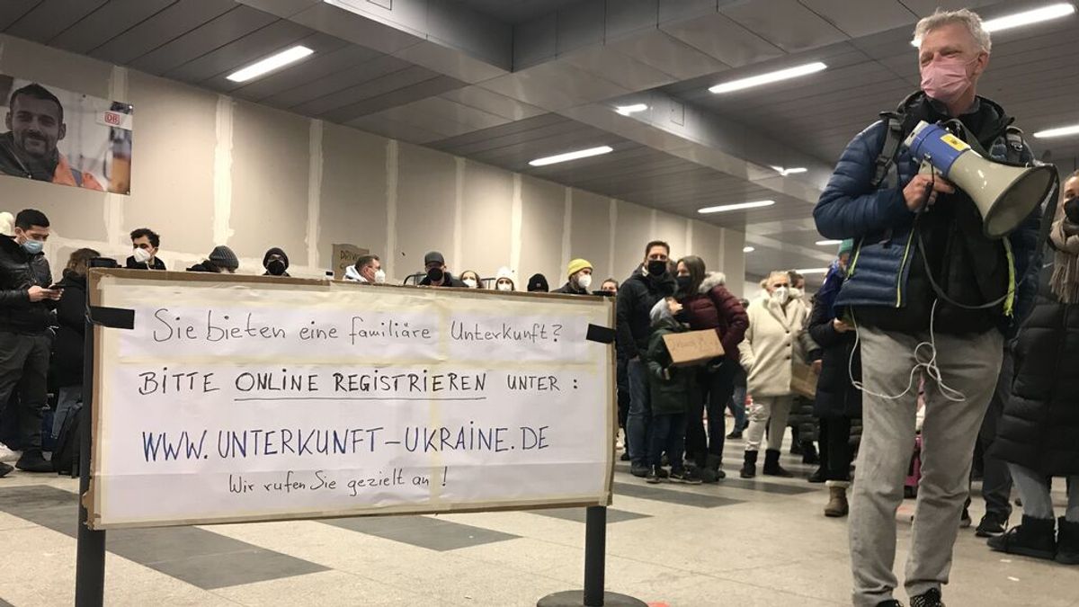 La estación central de trenes de Berlín, convertida en improvisado centro de ayuda a los ucranianos La estación central de trenes de Berlín, convertida en improvisado centro de ayuda a los ucranianos