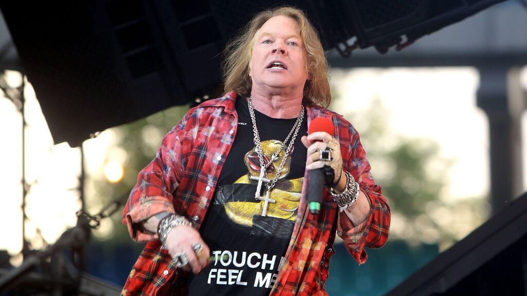 Cuando Axl Rose de Guns and Roses fue vocalista de AC/DC