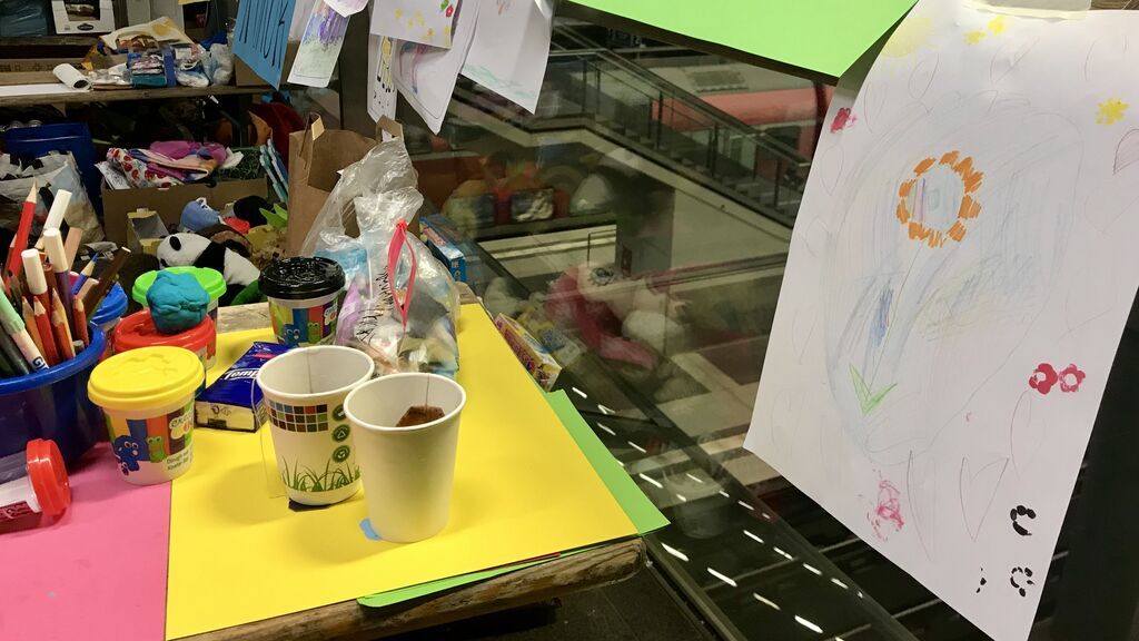 mesa para pintar niños en estación central berlin