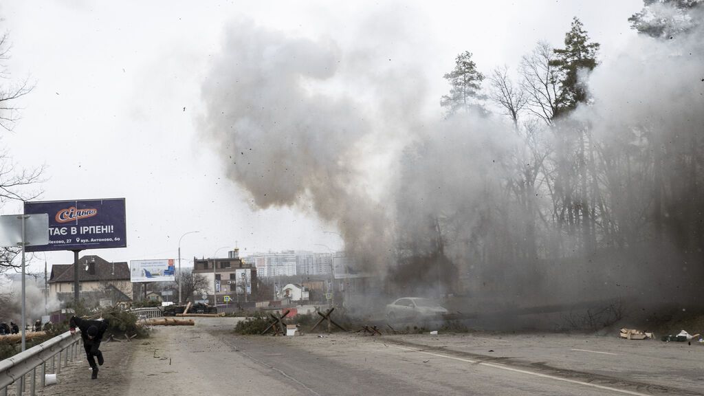Civiles huyen de los bombardeos rusos en Irpín