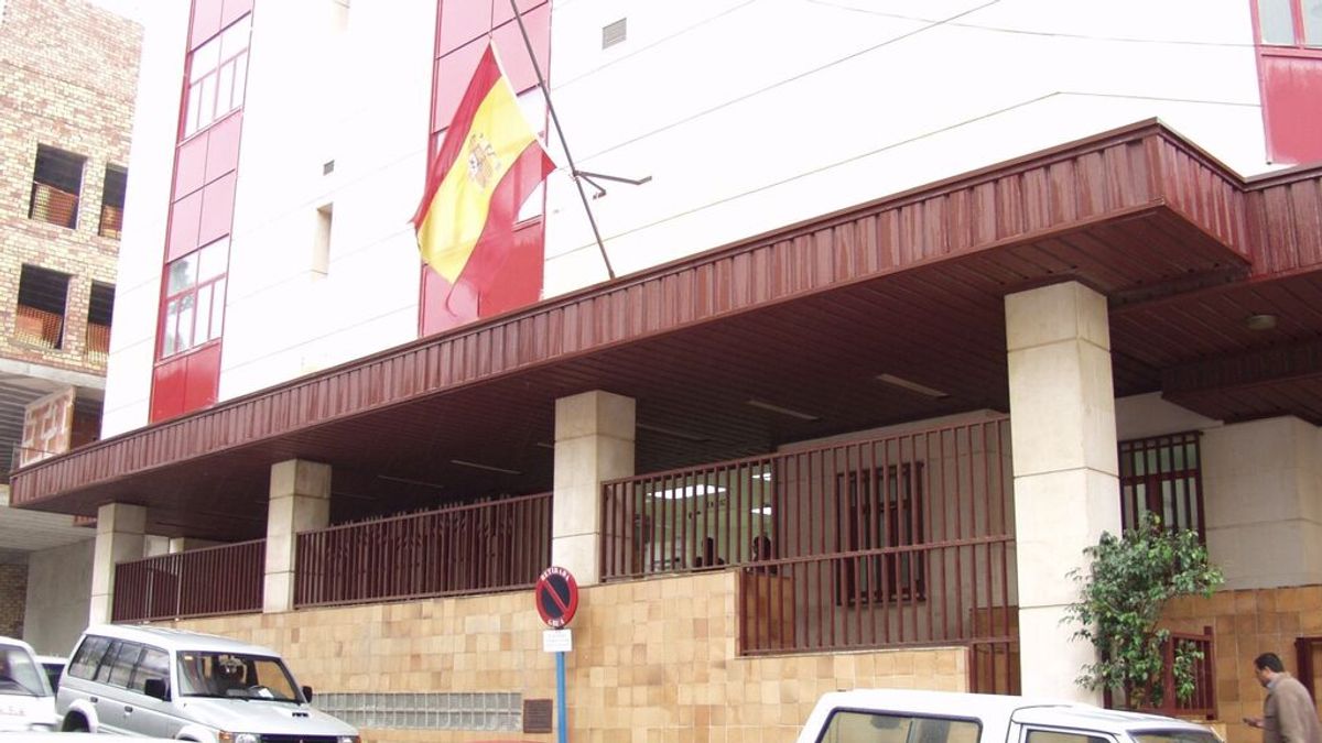 Un policía local de Ceuta, condenado por agredir a un político crítico con su chirigota Un policía local de Ceuta, condenado por agredir a un político crítico con su chirigota