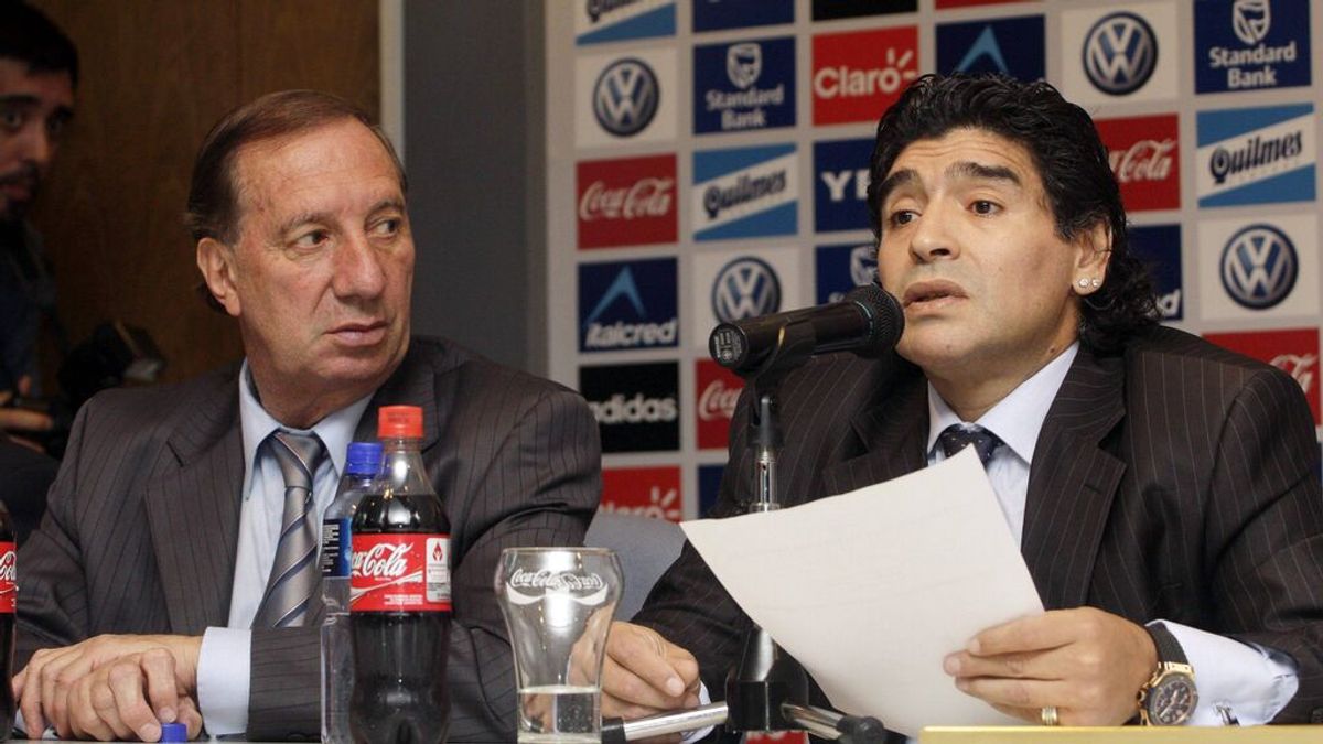 Carlos Bilardo no sabía de la muerte de Maradona para no alterar su estado de salud. Carlos Bilardo no sabía de la muerte de Maradona para no alterar su estado de salud.
