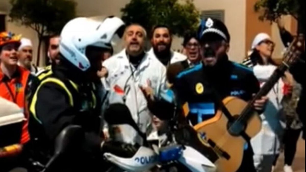 La Policía Local de Algeciras es homenajeada por una comparsa en pleno carnaval