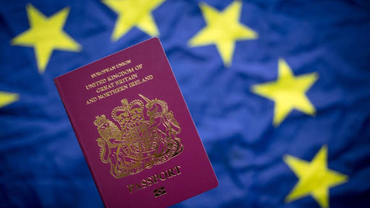 Bruselas insta a "abolir" los 'pasaportes dorados' a oligarcas rusos y otros ricos extranjeros